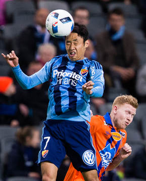 Djurgårdens Seon-Min Moon i en nickduell med Ålesunds