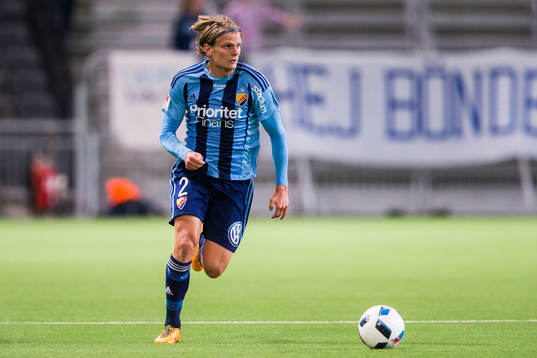 Djurgårdens Tim Björkström med bollen