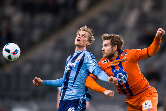 Djurgårdens Sebastian Andersson i en nickduell med