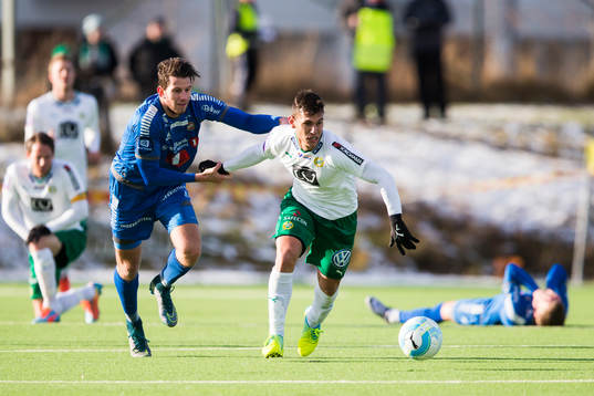 Tromsös Magnus Andersen försöker stoppa Hammarbys
