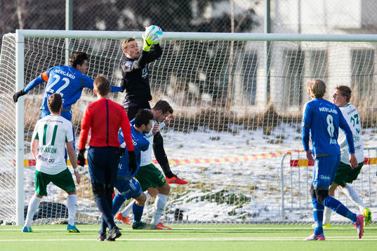 Hammarbys målvakt Ögmundur Kristinsson med en räddning