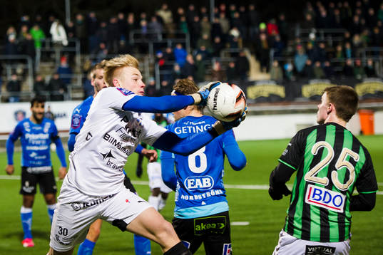 Halmstads målvakt Isak Pettersson med en räddning