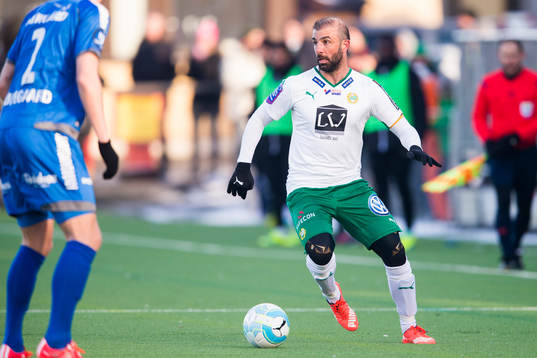 Hammarbys Kennedy Bakircioglu med bollen