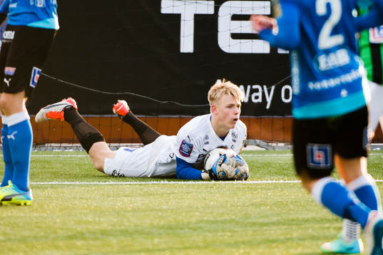 Halmstads målvakt Isak Pettersson räddar