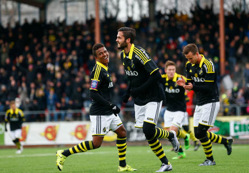s Denni Avdic (m) gör 2-0 och gratuleras av Niclas