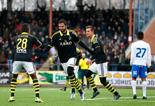 s Denni Avdic (m) gör 2-0 och gratuleras av Niclas