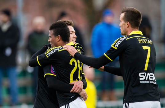 s Niclas Eliasson gör 3-0 och omfamnas av Haukur Heidar