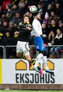 s Sauli Väisänen i en nickduell med Norrköpings Emir