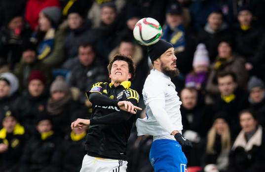 s Sauli Väisänen i en nickduell med Norrköpings Emir