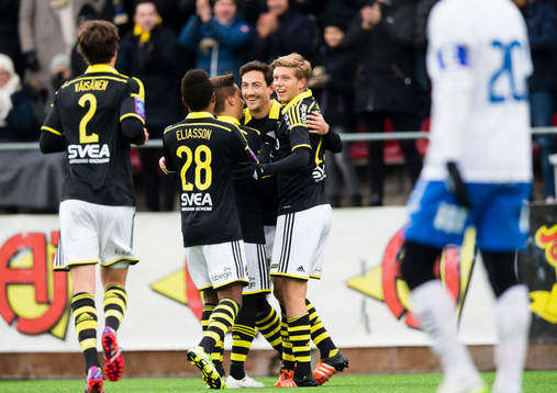 s Stefan Ishizaki gör 1-0 och firar med Niclas Eliasson