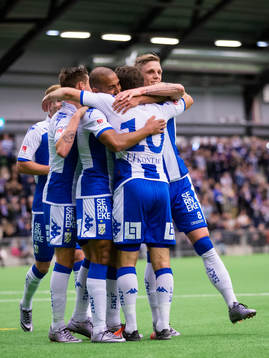 IFK Göteborgs Tobias Hysén omfamnas