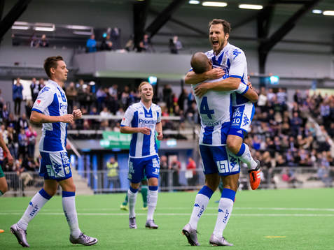 IFK Göteborgs Tobias Hysén omfamnas av Haitam Aleesami