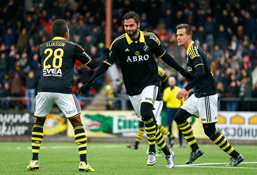 s Denni Avdic (m) gör 2-0 och gratuleras av Niclas