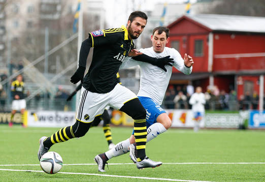 s Denni Avdic i kamp om bollen med Norrköpings Nikola