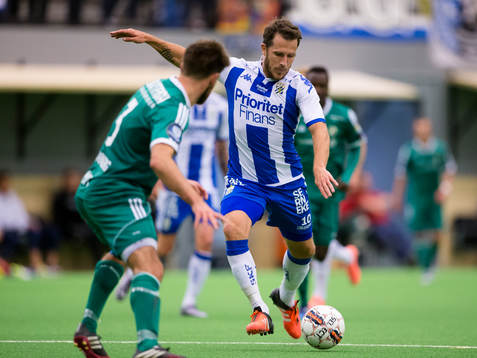 IFK Göteborgs Tobias Hysén skjuter mot täckande Stabaeks