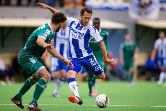 IFK Göteborgs Tobias Hysén skjuter mot täckande Stabaeks