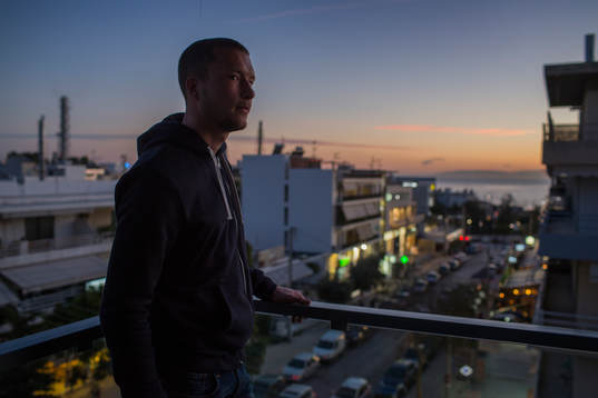 14 AEK Athens Jakob Johansson på sin balkong i sitt hem