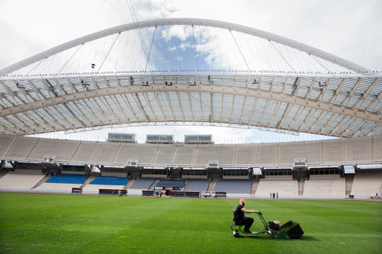 14 En vaktmästare klipper gräset på Olympiastadion i