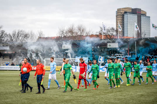 Spelarna gör entré före en träningsmatch i fotboll