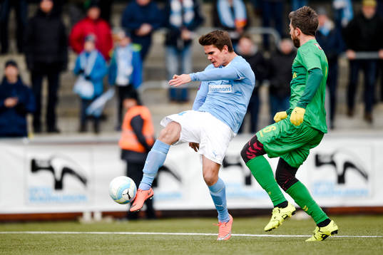 Malmö FFs Vidar Örn Kjartansson testar skott