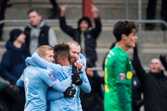 Malmö FFs Anton Tinnerholm och Tobias Sana jublar med Jo