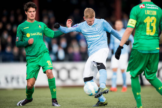 Malmö FFs Anders Christiansen skjuter bredvid Bröndbys