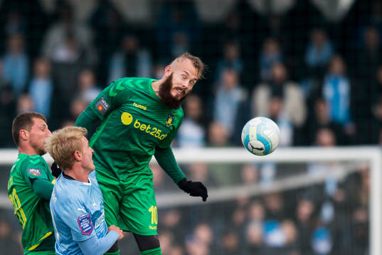 Bröndbys Magnus Eriksson och Malmö FFs Oscar Lewicki