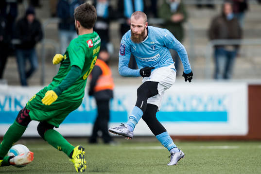 Malmö FFs Jo Inge Berget skjuter och Bröndbys Martin