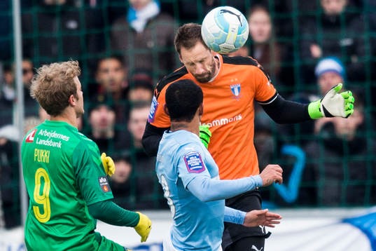 Malmö FFs målvakt Johan Wiland nickar bort bollen