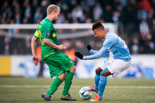 Bröndbys Johan Larsson och Malmö FFs Tobias Sana