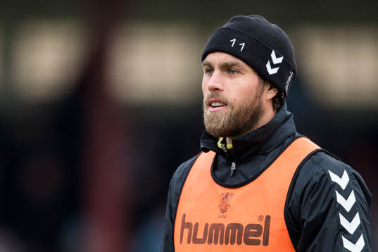 Bröndbys Johan Elmander värmer upp