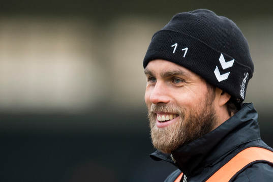 Bröndbys Johan Elmander värmer upp