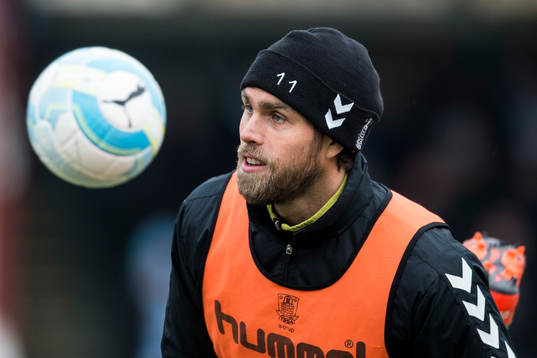 Bröndbys Johan Elmander värmer upp