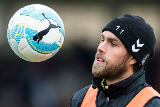 Bröndbys Johan Elmander värmer upp