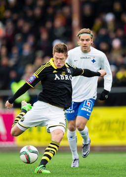 s Haukur Heidar Hauksson testar skott
