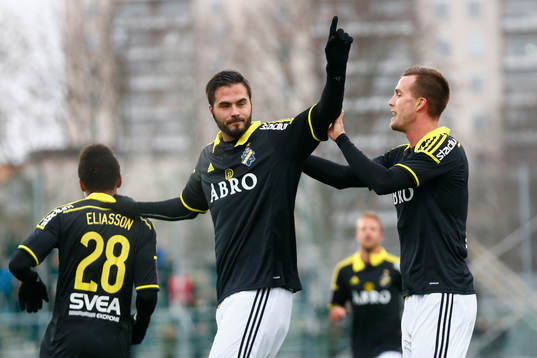 s Denni Avdic firar 2-0 med Fredrik Brustad (h)
