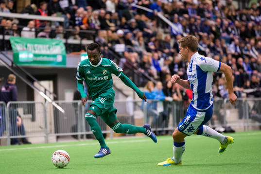 Stabaeks Kamal Issah mot IFK Göteborgs Mikael Boman