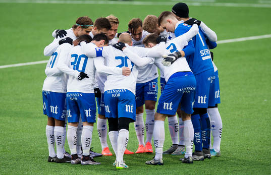Norrköpings spelare står i en ring