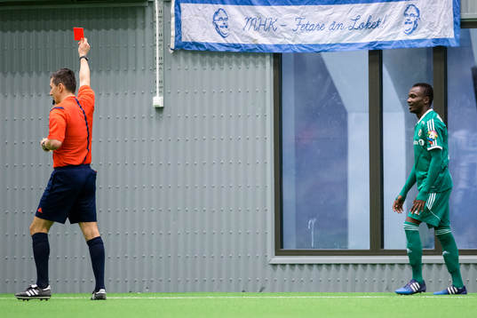 Stabaeks Kamal Issah får rött kort