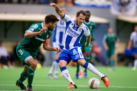 IFK Göteborgs Tobias Hysén skjuter mot täckande Stabaeks