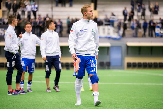 IFK Göteborgs Gustav Engvall med lindat knä