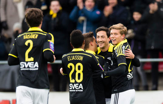 s Stefan Ishizaki gör 1-0 och firar med Niclas Eliasson