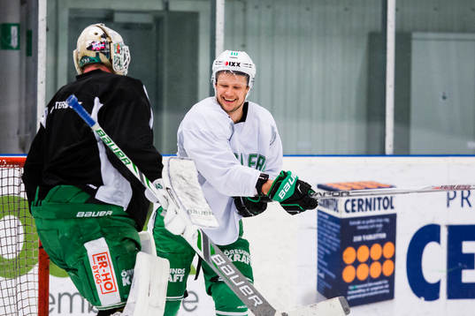 Rögles Viktor Lindgren och målvakt Lars Volden