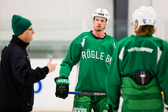 Rögles Jens Hellgren lyssnar på tränaren