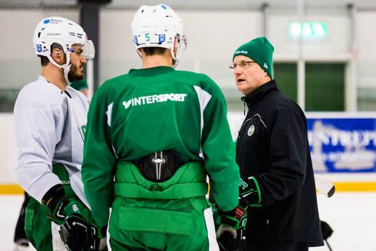 Rögles Almen Bibic och Alen Bibic i samtal med tränaren
