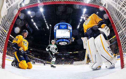 Nashvilles Roman Josi och målvakt Carter Hutton deppar