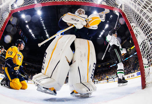 Nashvilles Roman Josi och målvakt Carter Hutton deppar
