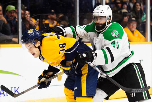 Nashvilles Viktor Arvidsson blir tacklad av Dallas Johnny