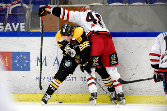 Panterns Jakob Karlsson och Almtunas Sebastian Selin
