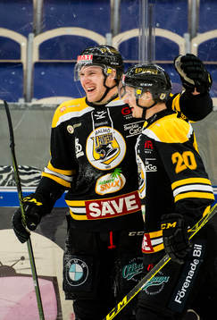 Panterns Carl-Johan Sjögren jublar ihop med Tommi Juntunen